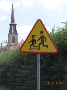 Es ist auf der ganzen Welt das Gleiche -  die Jungs rennen den Mädchen hinterher. In Polen sogar vor christlichem Hintergrund.